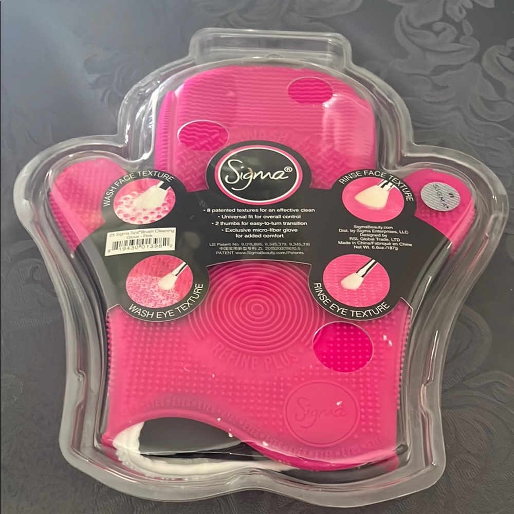 Sigma Beauty Pink Cleaning Tool for Makeup Brushes - Picture 2 of 4